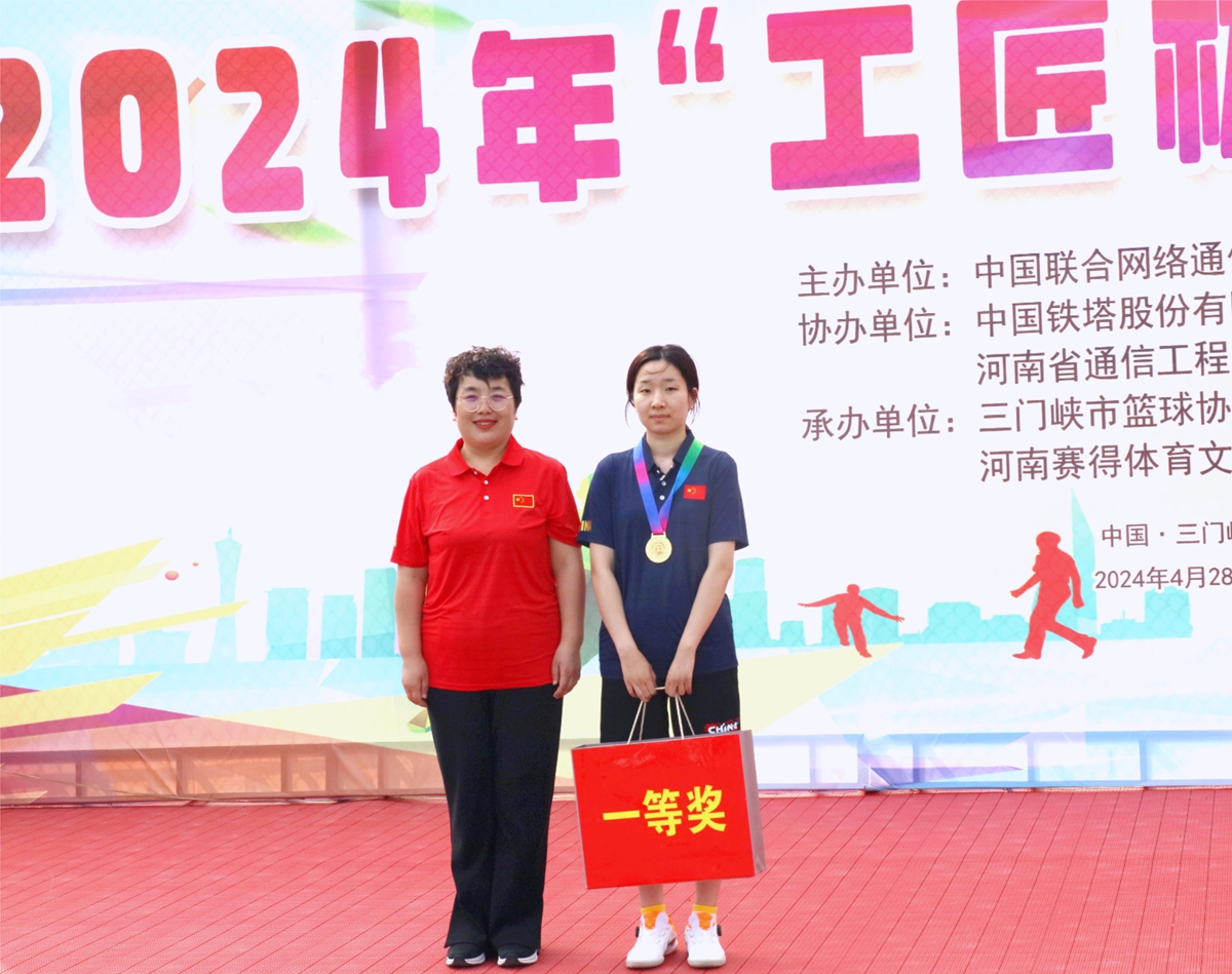 32頒獎(jiǎng)合影-三門峽市聯(lián)通副總經(jīng)理李新平為乒乓球女子單打冠軍頒獎(jiǎng)（省工程局房好）.JPG